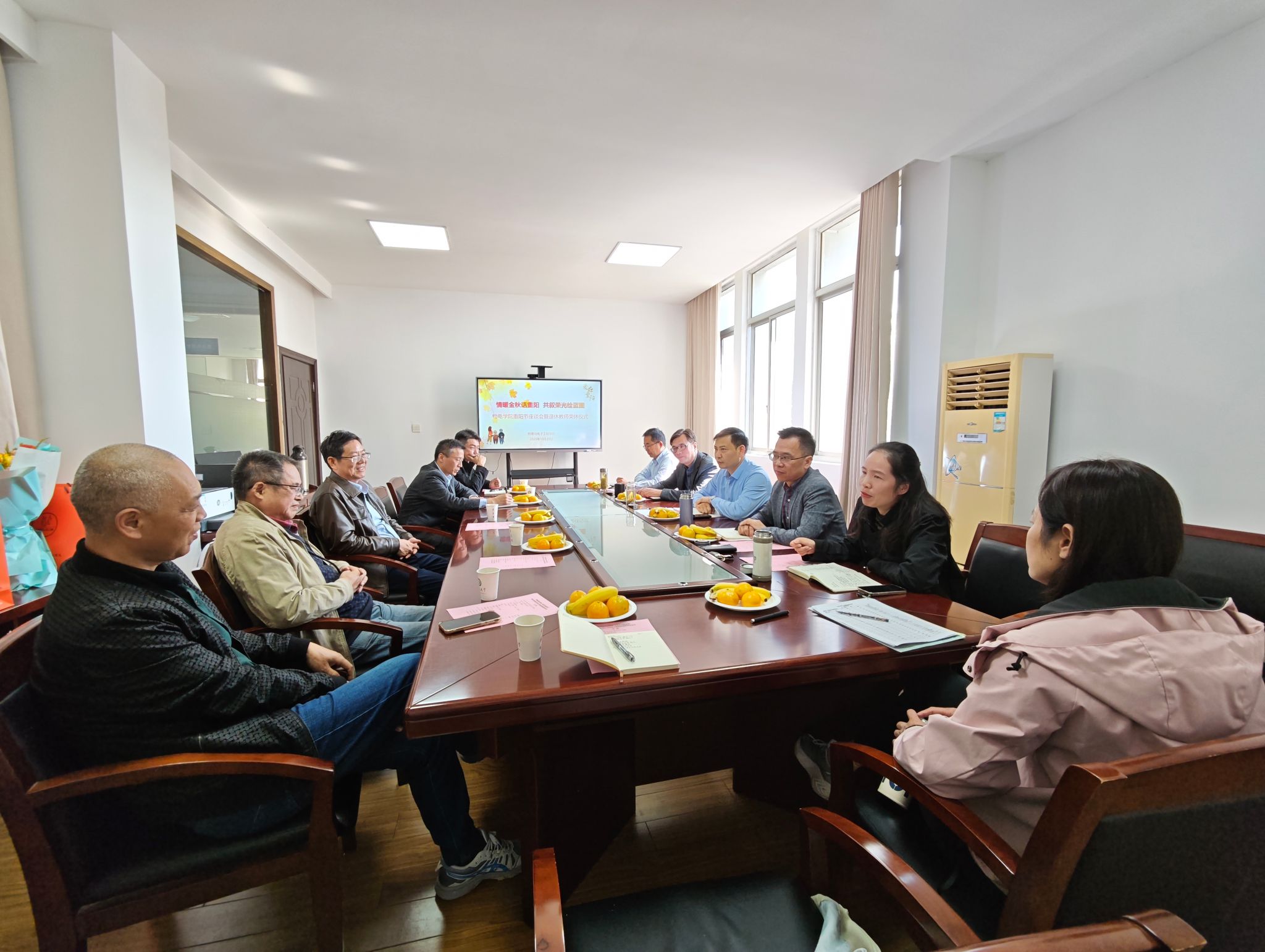 云顶娱乐
举办重阳节座谈会暨退休教师荣休仪式